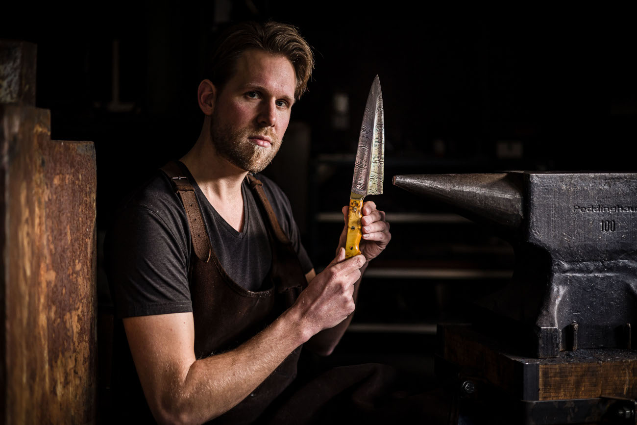 Messenmaker Johan van Zanten in zijn werkplaats.